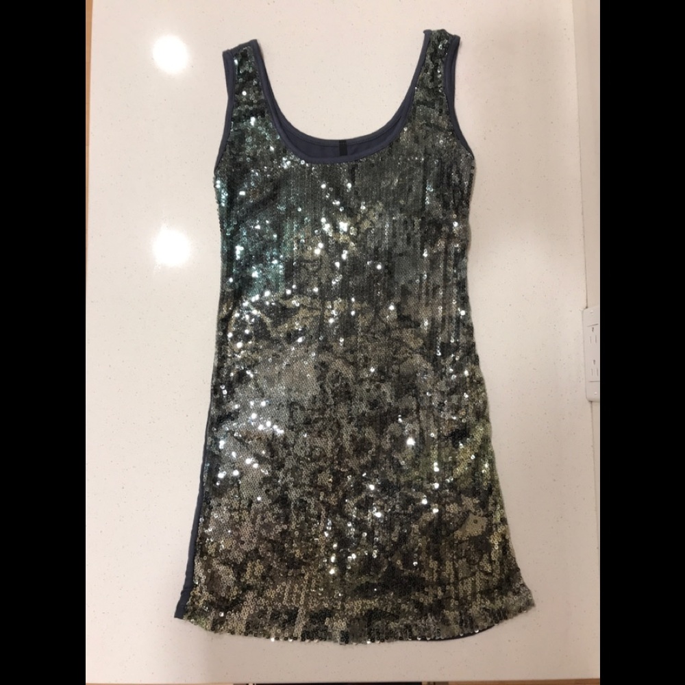 🎁3/25 NWOT top sequence (green tones) blouse